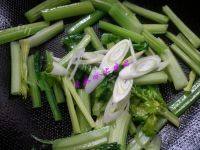 家常菜芹菜炒蘑菇做法图解4)