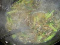 诱人的榨菜黄瓜肉丝汤做法图解9)