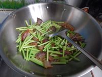 香气浓郁的蒜苔炒腊肉做法图解7)