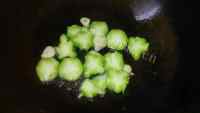 家常菜蒜香西兰花做法图解5)