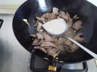 家常菜青红椒炒猪肝做法图解5)