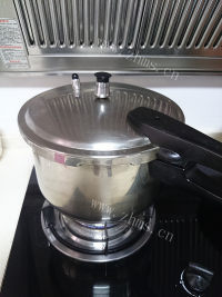 美味的土豆粉蒸肉做法图解11)