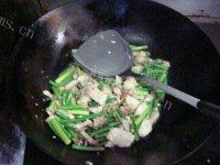 回锅肉炒蒜苔做法图解7)