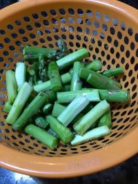 色泽不错的清炒芦笋做法图解2)
