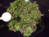 家常菜苦瓜炒牛肉做法图解13)