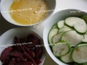 家常菜蛋滑丝瓜腊肉做法图解1)