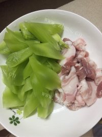 简单版莴笋炒五花肉做法图解1)