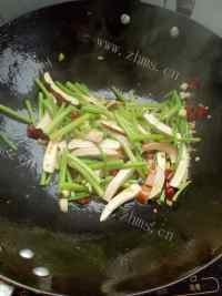 可口的芹菜香干肉丝做法图解3)
