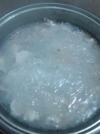 美味的粉丝肉片汤做法图解5)