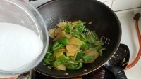 家常菜辣椒炒土豆片做法图解9)