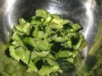 美味的甜虾鸡蛋拌青瓜做法图解1)