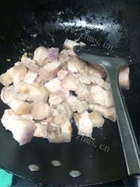 好吃的家常土豆红烧肉做法图解5)