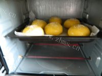 松软胡萝卜坚果小餐包做法图解16)