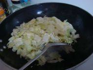 简易咸肉炒包菜做法图解5)