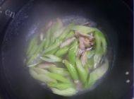好吃的芹菜虾仁做法图解7)