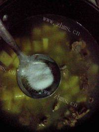 美味的排骨土豆汤做法图解5)