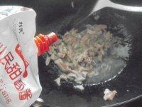 营养丰富的猪肉炒豆角做法图解4)