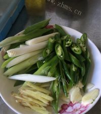 色香味俱全的红烧鸡块做法图解1)