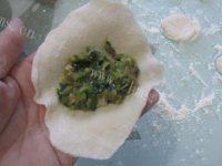 简单的韭菜猪肉饺做法图解10)