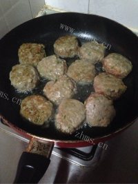 美味的狮子头做法图解7)