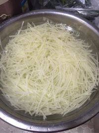 家常菜酸辣土豆丝做法图解1)