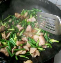 家常菜蒜苔炒肉做法图解3)