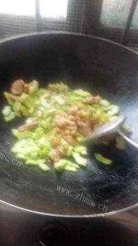 家常菜苦瓜炒瘦肉做法图解4)