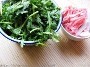 营养茼蒿炒肉做法图解1)