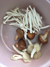 家常娃娃菜菌豆腐味增汤做法图解1)