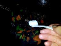 口感极佳的木耳胡萝卜炒肉片做法图解7)