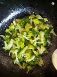 家常菜西兰花炒肉片做法图解6)