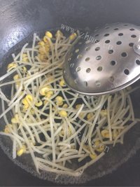 色泽鲜亮的石锅拌饭做法图解5)