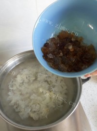 美味的桃胶银耳羹做法图解3)