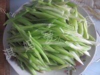 家常菜芹菜炒五花肉做法图解1)