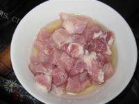 美味的酱爆肉丁做法图解4)