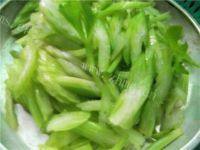 家常菜芹菜炒腊肉做法图解1)