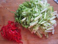芹菜炒腐竹自制做法图解6)