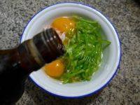美味的肉丝尖椒鸡蛋饼做法图解3)
