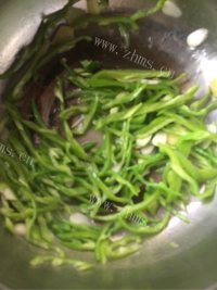 美味的青椒炒黑木耳做法图解4)