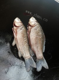 美味的鲫鱼豆腐汤做法图解3)