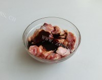 美味的胡椒啫啫滑鸡煲做法图解3)