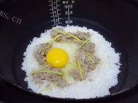 肉饼窝蛋煲仔饭做法图解7)