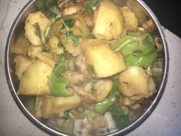 色香味俱全的鸡腿炖土豆