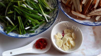 好吃的小葱辣炒豆腐干做法图解4)