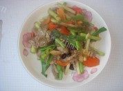 美味的牛肉炒蒜苗做法图解5)