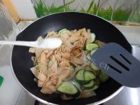 家常菜黄瓜炒豆皮做法图解6)