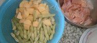 家常菜土豆鸡块炖豆角做法图解1)