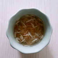 温暖的白萝卜紫菜虾皮汤做法图解2)