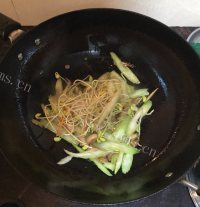 热腾腾的炸酱面做法图解10)
