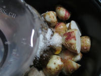 美味的豆结香芋焖排骨做法图解7)